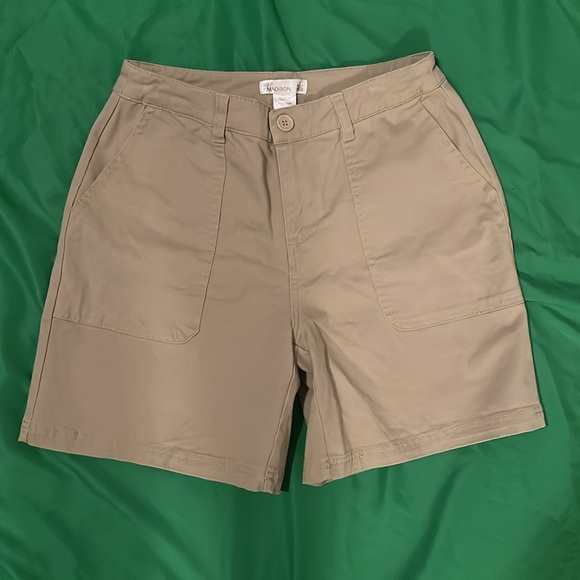 89th & Madison Tan Shorts size 4 - Picture 1 of 7